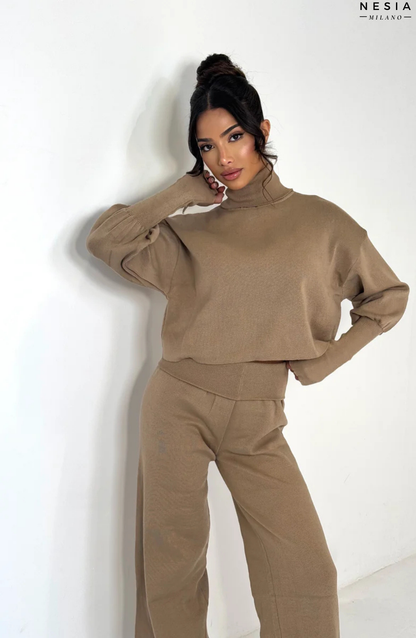 Lounge-Set aus Strickpullover mit hohem Kragen und Hose mit weitem Bein von Nesia